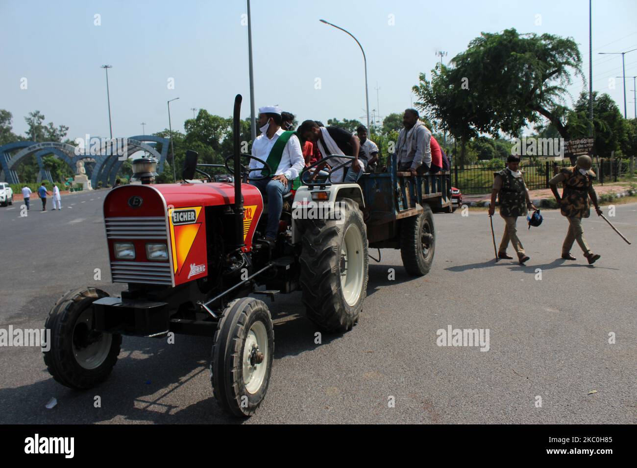 Mitglieder der Bharatiya Kisan Union (BKU) werden an der Grenze Delhi-Noida in der Nähe von Sektor 14A gesehen, um gegen die Bauernrechnungen zu protestieren, die die Modi-Regierung am 25. September 2020 in Noida, Indien, verabschiedet hat. Bauern aus verschiedenen Dörfern versammelten sich im rahmen eines landesweiten Protestes im ganzen Land, um nach Delhi zu marschieren. (Foto von Mayank Makhija/NurPhoto) Stockfoto