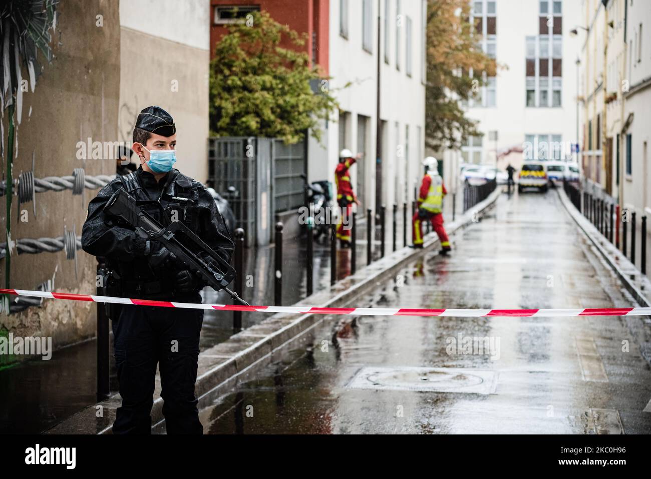 An diesem Freitag, dem 25. September 2020, kurz vor Mittag, griff ein mit einem Messer oder einer Machete bewaffneter Mann Menschen in der Rue Nicolas Appart im 11.. Arrondissement von Paris an, wo sich die ehemaligen Räumlichkeiten der Zeitung Charlie Hebdo befinden und wo die Anschläge vom 7. Januar, 2015 gegen die Redaktion, 2 Verletzte. Der Täter des Angriffs wurde zusammen mit einem zweiten Mann verhaftet und in den nahegelegenen Straßen wurde sofort ein Sicherheitsbereich eingerichtet. Die Ermittlungen wurden an die Nationale Staatsanwaltschaft für Terrorismusbekämpfung überwiesen. (Foto von Samuel Boivin/NurPhoto Stockfoto