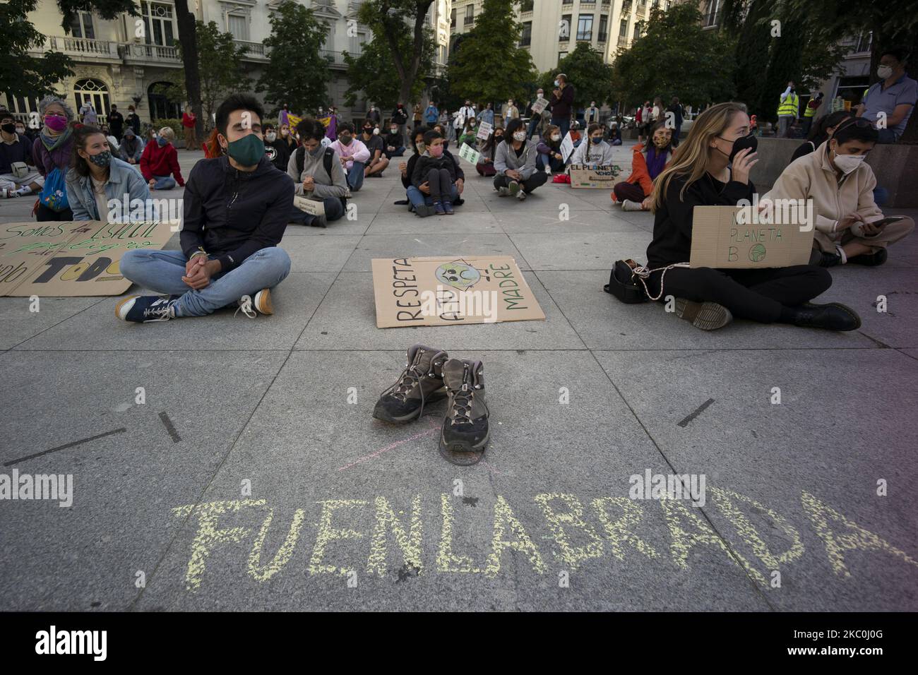 Ein Protestant während des Global Climate Action Day am 25. September 2020 in Madrid, Spanien. . Nach neun Monaten, die von der COVID-19-Pandemie geprägt waren, fordern Youth for Climate-Fridays for Future Spain, 2020: Rebellion for Climate and Climate Alliance (beide Plattformen, zu denen Greenpeace gehört) eine landesweite Mobilisierung unter dem Motto „„Climate Justice to end all Crises“ (Foto: Oscar Gonzalez/NurPhoto) Stockfoto
