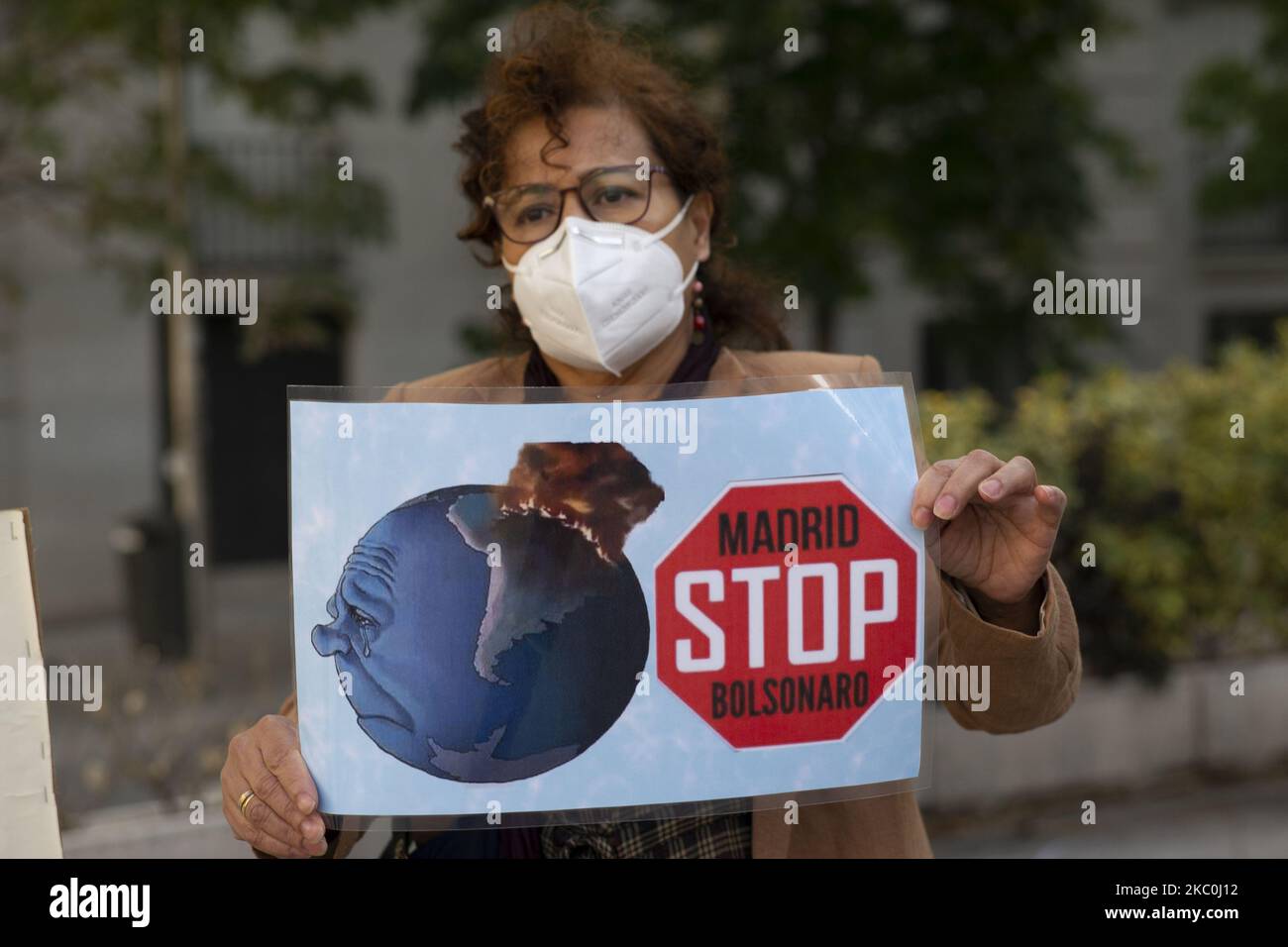 Ein Protestant während des Global Climate Action Day am 25. September 2020 in Madrid, Spanien. . Nach neun Monaten, die von der COVID-19-Pandemie geprägt waren, fordern Youth for Climate-Fridays for Future Spain, 2020: Rebellion for Climate and Climate Alliance (beide Plattformen, zu denen Greenpeace gehört) eine landesweite Mobilisierung unter dem Motto „„Climate Justice to end all Crises“ (Foto: Oscar Gonzalez/NurPhoto) Stockfoto