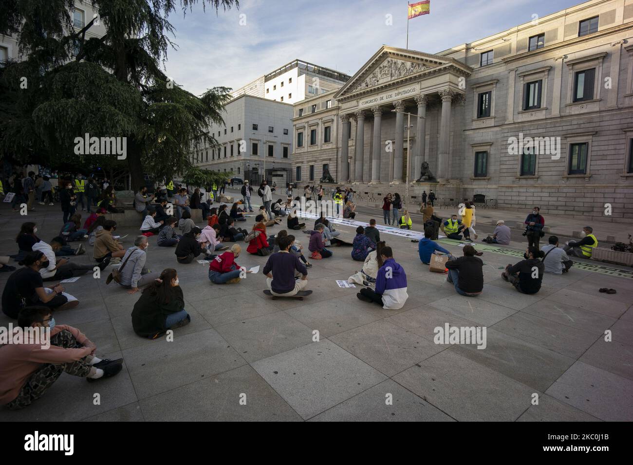 Ein Protestant während des Global Climate Action Day am 25. September 2020 in Madrid, Spanien. . Nach neun Monaten, die von der COVID-19-Pandemie geprägt waren, fordern Youth for Climate-Fridays for Future Spain, 2020: Rebellion for Climate and Climate Alliance (beide Plattformen, zu denen Greenpeace gehört) eine landesweite Mobilisierung unter dem Motto „„Climate Justice to end all Crises“ (Foto: Oscar Gonzalez/NurPhoto) Stockfoto