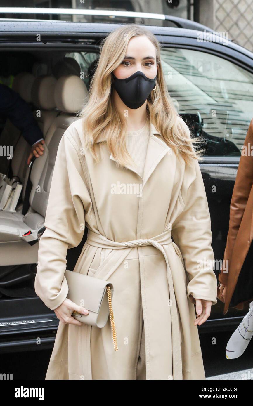 Suki Waterhouse wird außerhalb von Boss während der Mailand Women's Fashion Week am 25. September 2020 in Mailand, Italien, gesehen. (Foto von Mairo Cinquetti/NurPhoto) Stockfoto