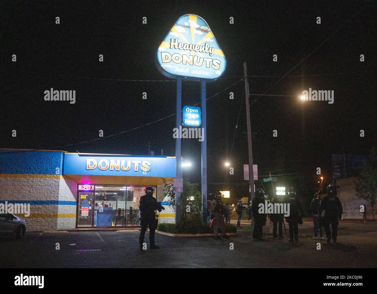 Über 100 Demonstranten versammelten sich am 25. September 2020 auf der Straße vor Portland, Ohio, Polizeivereinigung, zu einer weiteren Nacht der Proteste. (Foto von Zach D Roberts/NurPhoto) Stockfoto