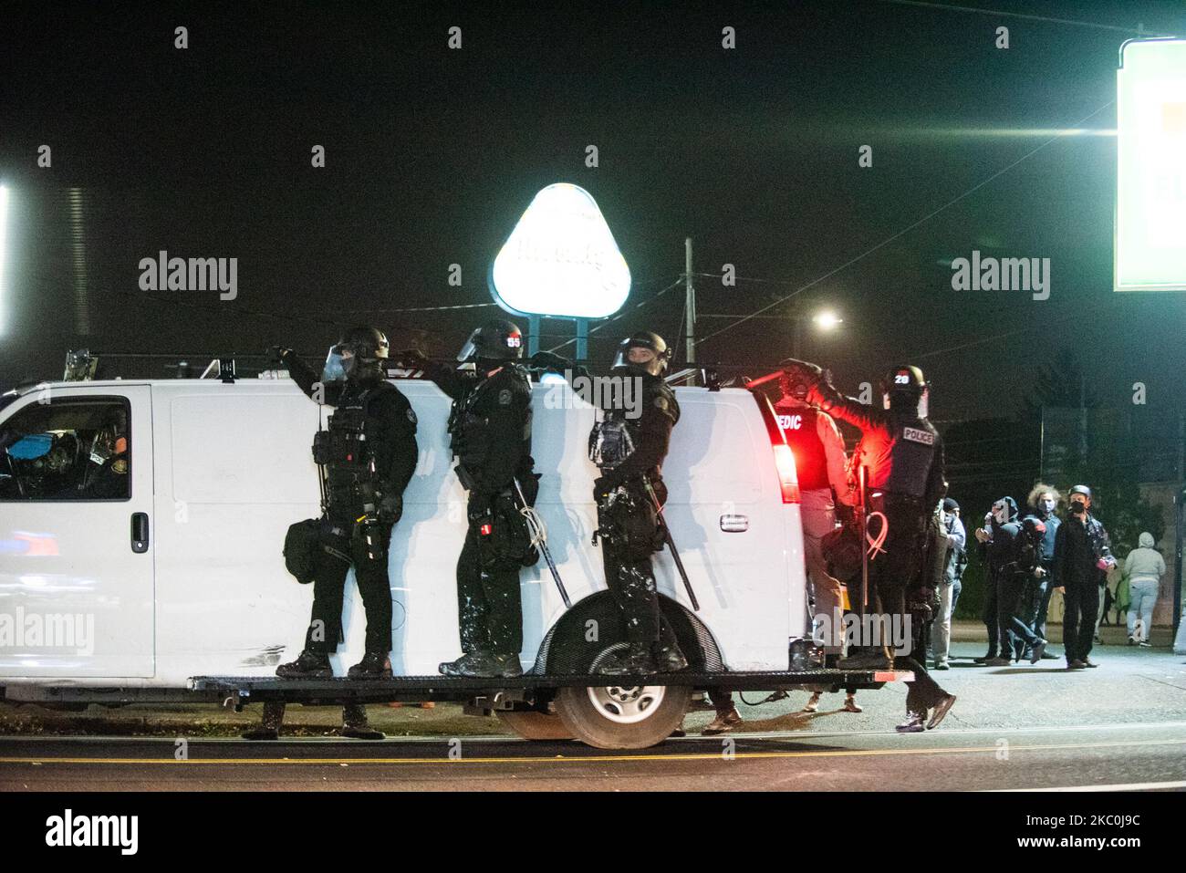 Über 100 Demonstranten versammelten sich am 25. September 2020 auf der Straße vor Portland, Ohio, Polizeivereinigung, zu einer weiteren Nacht der Proteste. (Foto von Zach D Roberts/NurPhoto) Stockfoto