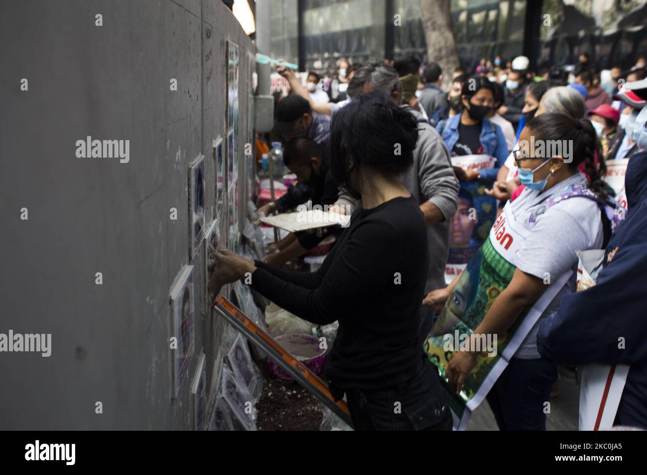 Mitglieder des Kollektivs ''Memory Footprints'' legten Kacheln an die Staatsanwaltschaft, die an die 43 Studenten aus Ayotzinapa erinnert, die vor fast 6 Jahren in Iguala verschwanden. Am 25. September 2020 in Mexiko-Stadt, Mexiko. (Foto von Cristian Leyva/NurPhoto) Stockfoto