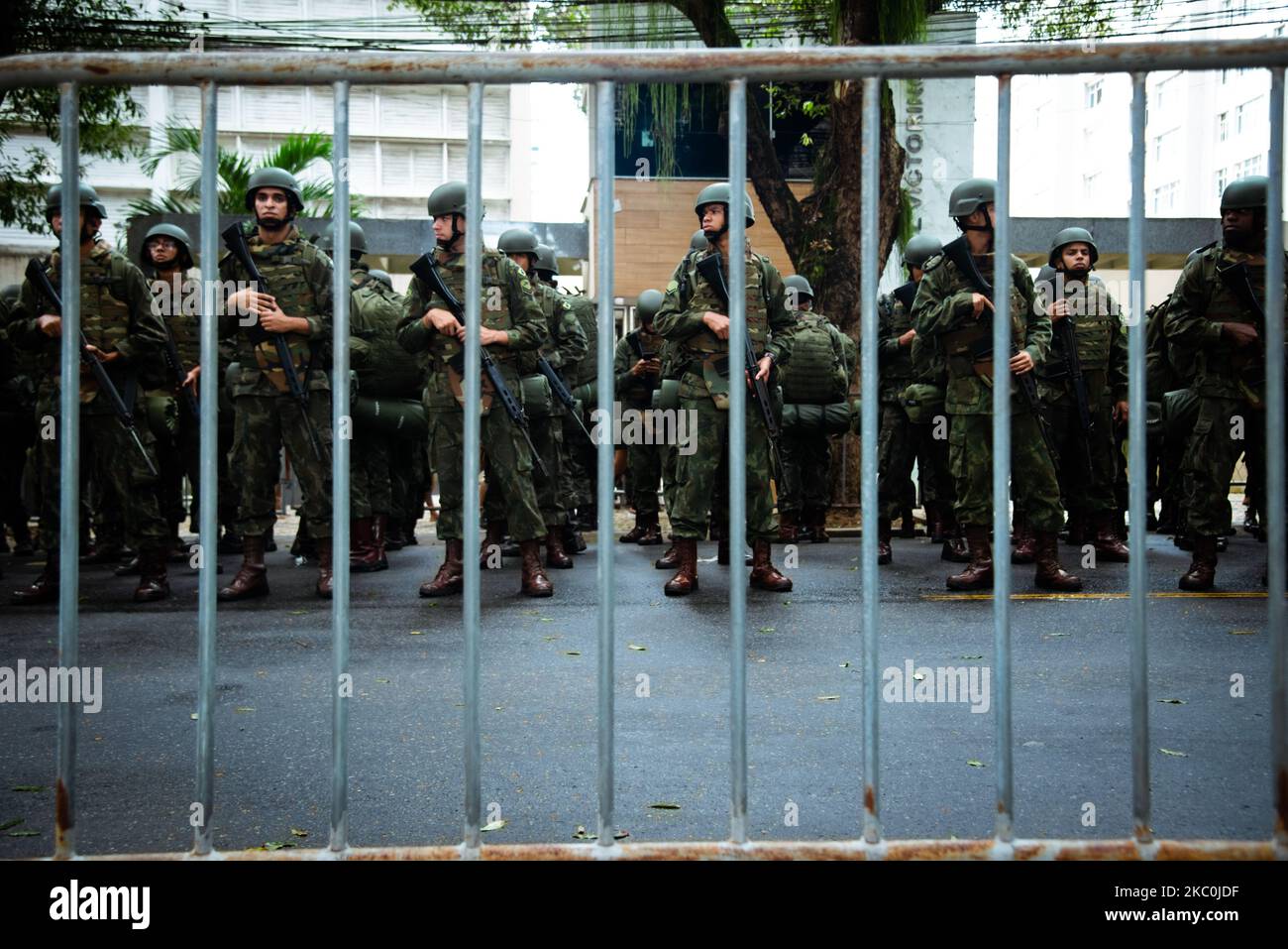 Salvador, Bahia, Brasilien - 07. September 2022: Militärpersonal der Armee steht mit Waffen in den Händen hinter einer Leitplanke auf der Indepe Stockfoto