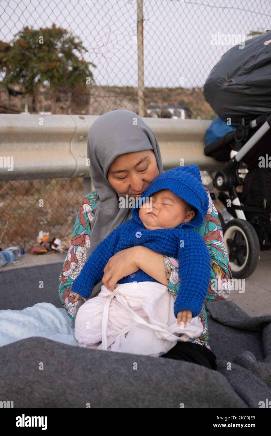 Am frühen Morgen schlafen mehr als 10,000 Asylsuchende nach dem Brand im Moria-Flüchtlingslager, dem Hotspot-Zentrum für Identifikation und Registrierung, am Straßenrand. Obdachlose Flüchtlinge und Migranten ohne Unterkünfte oder Einrichtungen wie Toiletten oder fließendes Wasser leben auf der Straße zwischen Mytilene oder Mitlini Stadt, der Hauptstadt der Insel und Moria, in der Nähe von Caratepe, was die Hauptstraße der Insel zu schließen, In provisorischen Zelten, da es zu dieser Zeit keinen Platz für sie gab, wurde später das neue provisorische Kara Tepe- oder Mavrovouni-Flüchtlingslager errichtet. 11. September 2020 - Insel Lesbos, Griechenland (Ph Stockfoto