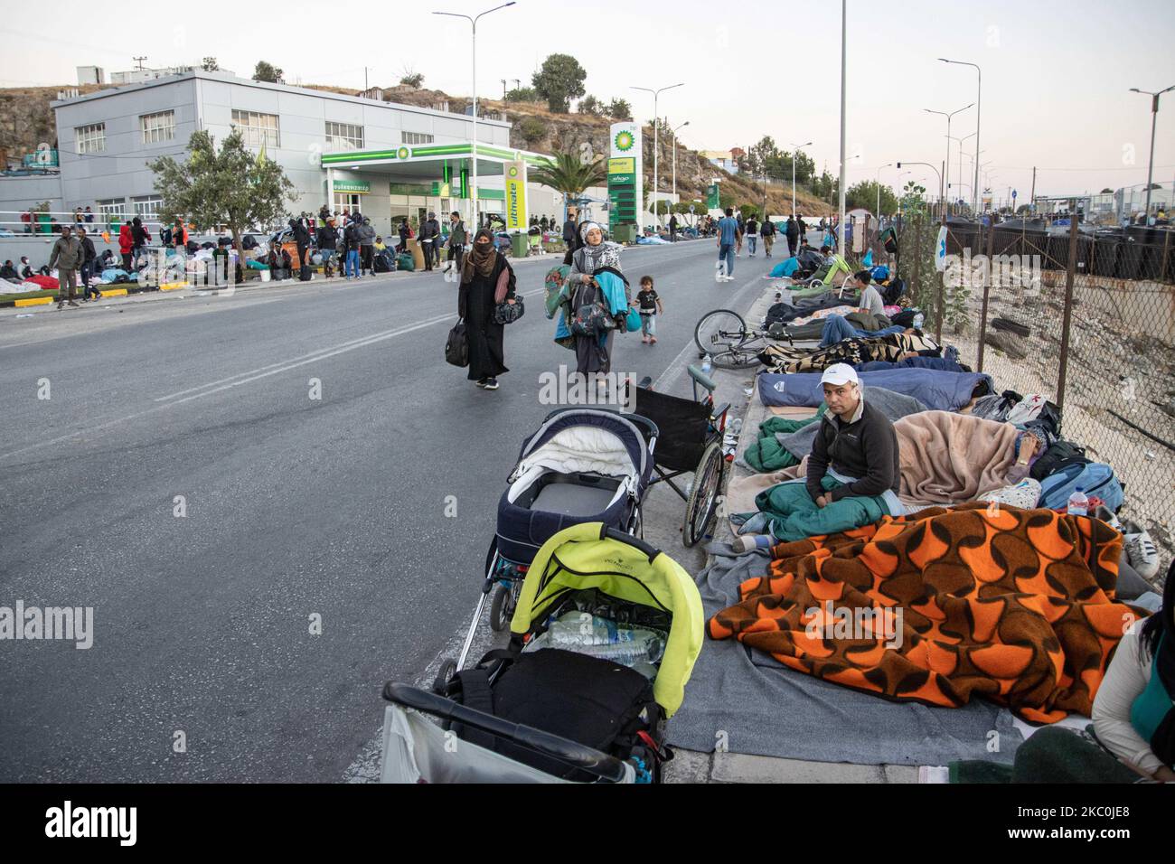 Am frühen Morgen schlafen mehr als 10,000 Asylsuchende nach dem Brand im Moria-Flüchtlingslager, dem Hotspot-Zentrum für Identifikation und Registrierung, am Straßenrand. Obdachlose Flüchtlinge und Migranten ohne Unterkünfte oder Einrichtungen wie Toiletten oder fließendes Wasser leben auf der Straße zwischen Mytilene oder Mitlini Stadt, der Hauptstadt der Insel und Moria, in der Nähe von Caratepe, was die Hauptstraße der Insel zu schließen, In provisorischen Zelten, da es zu dieser Zeit keinen Platz für sie gab, wurde später das neue provisorische Kara Tepe- oder Mavrovouni-Flüchtlingslager errichtet. 11. September 2020 - Insel Lesbos, Griechenland (Ph Stockfoto