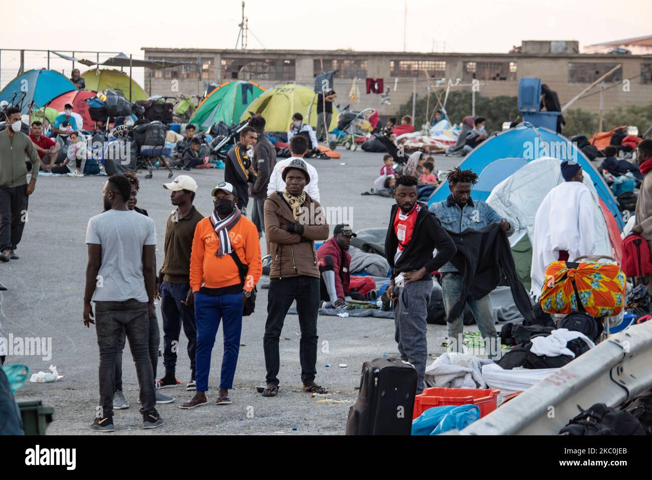 Am frühen Morgen schlafen mehr als 10,000 Asylsuchende nach dem Brand im Moria-Flüchtlingslager, dem Hotspot-Zentrum für Identifikation und Registrierung, am Straßenrand. Obdachlose Flüchtlinge und Migranten ohne Unterkünfte oder Einrichtungen wie Toiletten oder fließendes Wasser leben auf der Straße zwischen Mytilene oder Mitlini Stadt, der Hauptstadt der Insel und Moria, in der Nähe von Caratepe, was die Hauptstraße der Insel zu schließen, In provisorischen Zelten, da es zu dieser Zeit keinen Platz für sie gab, wurde später das neue provisorische Kara Tepe- oder Mavrovouni-Flüchtlingslager errichtet. 11. September 2020 - Insel Lesbos, Griechenland (Ph Stockfoto
