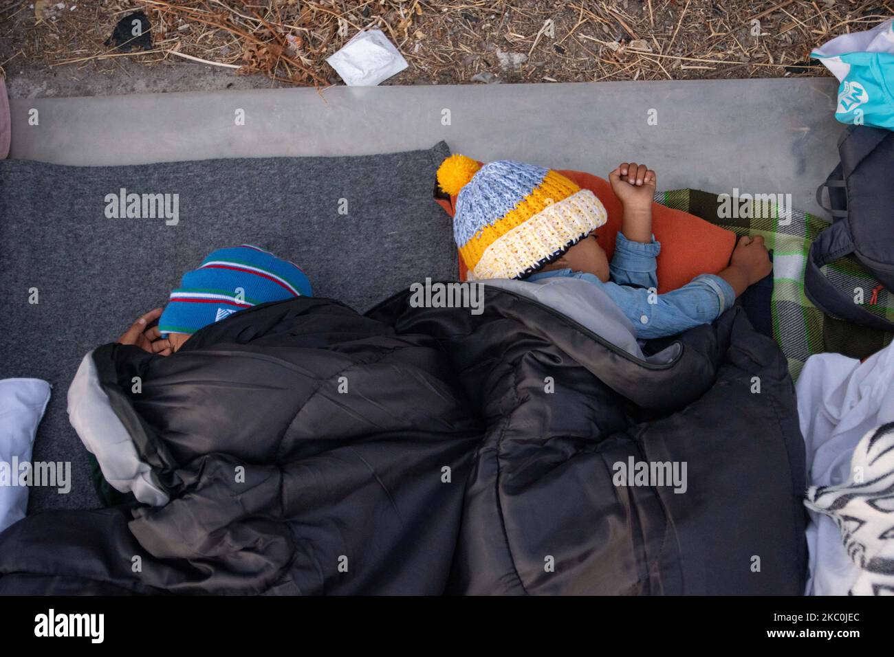 Am frühen Morgen schlafen mehr als 10,000 Asylsuchende nach dem Brand im Moria-Flüchtlingslager, dem Hotspot-Zentrum für Identifikation und Registrierung, am Straßenrand. Obdachlose Flüchtlinge und Migranten ohne Unterkünfte oder Einrichtungen wie Toiletten oder fließendes Wasser leben auf der Straße zwischen Mytilene oder Mitlini Stadt, der Hauptstadt der Insel und Moria, in der Nähe von Caratepe, was die Hauptstraße der Insel zu schließen, In provisorischen Zelten, da es zu dieser Zeit keinen Platz für sie gab, wurde später das neue provisorische Kara Tepe- oder Mavrovouni-Flüchtlingslager errichtet. 11. September 2020 - Insel Lesbos, Griechenland (Ph Stockfoto