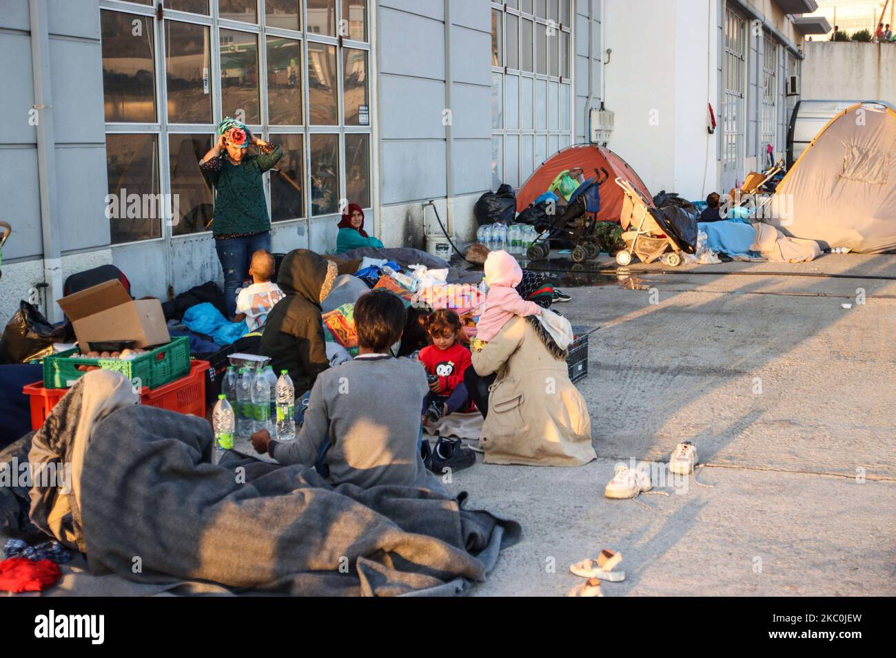 Am frühen Morgen schlafen mehr als 10,000 Asylsuchende nach dem Brand im Moria-Flüchtlingslager, dem Hotspot-Zentrum für Identifikation und Registrierung, am Straßenrand. Obdachlose Flüchtlinge und Migranten ohne Unterkünfte oder Einrichtungen wie Toiletten oder fließendes Wasser leben auf der Straße zwischen Mytilene oder Mitlini Stadt, der Hauptstadt der Insel und Moria, in der Nähe von Caratepe, was die Hauptstraße der Insel zu schließen, In provisorischen Zelten, da es zu dieser Zeit keinen Platz für sie gab, wurde später das neue provisorische Kara Tepe- oder Mavrovouni-Flüchtlingslager errichtet. 11. September 2020 - Insel Lesbos, Griechenland (Ph Stockfoto