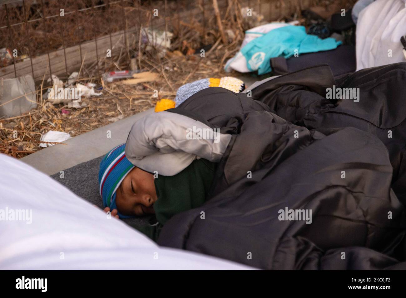 Am frühen Morgen schlafen mehr als 10,000 Asylsuchende nach dem Brand im Moria-Flüchtlingslager, dem Hotspot-Zentrum für Identifikation und Registrierung, am Straßenrand. Obdachlose Flüchtlinge und Migranten ohne Unterkünfte oder Einrichtungen wie Toiletten oder fließendes Wasser leben auf der Straße zwischen Mytilene oder Mitlini Stadt, der Hauptstadt der Insel und Moria, in der Nähe von Caratepe, was die Hauptstraße der Insel zu schließen, In provisorischen Zelten, da es zu dieser Zeit keinen Platz für sie gab, wurde später das neue provisorische Kara Tepe- oder Mavrovouni-Flüchtlingslager errichtet. 11. September 2020 - Insel Lesbos, Griechenland (Ph Stockfoto