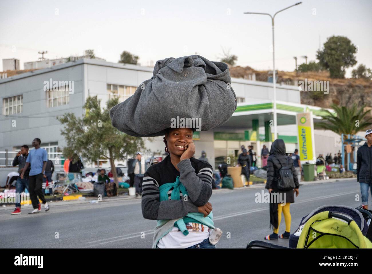 Am frühen Morgen schlafen mehr als 10,000 Asylsuchende nach dem Brand im Moria-Flüchtlingslager, dem Hotspot-Zentrum für Identifikation und Registrierung, am Straßenrand. Obdachlose Flüchtlinge und Migranten ohne Unterkünfte oder Einrichtungen wie Toiletten oder fließendes Wasser leben auf der Straße zwischen Mytilene oder Mitlini Stadt, der Hauptstadt der Insel und Moria, in der Nähe von Caratepe, was die Hauptstraße der Insel zu schließen, In provisorischen Zelten, da es zu dieser Zeit keinen Platz für sie gab, wurde später das neue provisorische Kara Tepe- oder Mavrovouni-Flüchtlingslager errichtet. 11. September 2020 - Insel Lesbos, Griechenland (Ph Stockfoto