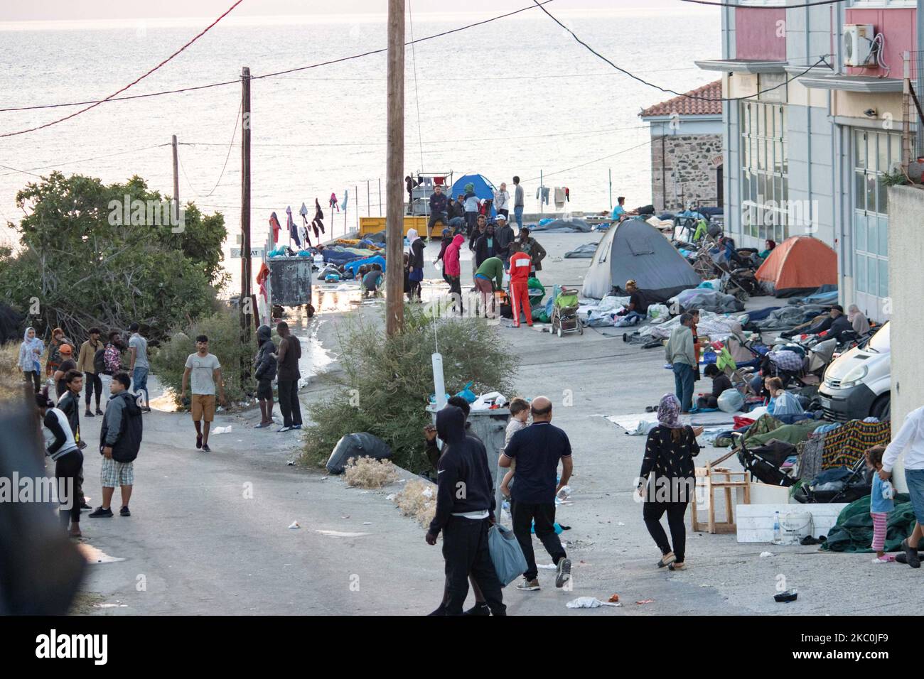 Am frühen Morgen schlafen mehr als 10,000 Asylsuchende nach dem Brand im Moria-Flüchtlingslager, dem Hotspot-Zentrum für Identifikation und Registrierung, am Straßenrand. Obdachlose Flüchtlinge und Migranten ohne Unterkünfte oder Einrichtungen wie Toiletten oder fließendes Wasser leben auf der Straße zwischen Mytilene oder Mitlini Stadt, der Hauptstadt der Insel und Moria, in der Nähe von Caratepe, was die Hauptstraße der Insel zu schließen, In provisorischen Zelten, da es zu dieser Zeit keinen Platz für sie gab, wurde später das neue provisorische Kara Tepe- oder Mavrovouni-Flüchtlingslager errichtet. 11. September 2020 - Insel Lesbos, Griechenland (Ph Stockfoto