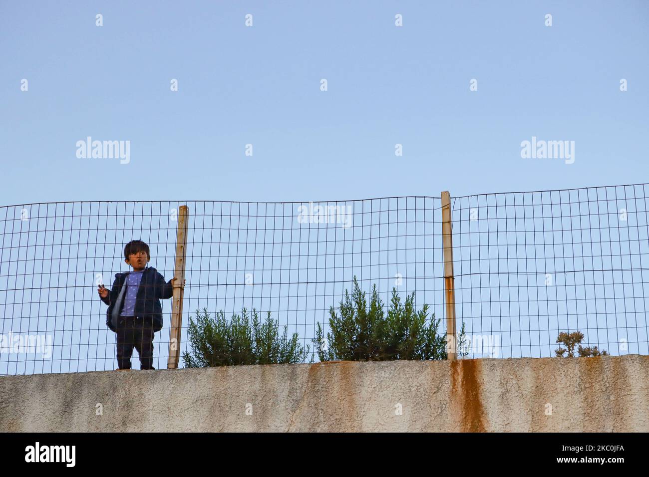 Am frühen Morgen schlafen mehr als 10,000 Asylsuchende nach dem Brand im Moria-Flüchtlingslager, dem Hotspot-Zentrum für Identifikation und Registrierung, am Straßenrand. Obdachlose Flüchtlinge und Migranten ohne Unterkünfte oder Einrichtungen wie Toiletten oder fließendes Wasser leben auf der Straße zwischen Mytilene oder Mitlini Stadt, der Hauptstadt der Insel und Moria, in der Nähe von Caratepe, was die Hauptstraße der Insel zu schließen, In provisorischen Zelten, da es zu dieser Zeit keinen Platz für sie gab, wurde später das neue provisorische Kara Tepe- oder Mavrovouni-Flüchtlingslager errichtet. 11. September 2020 - Insel Lesbos, Griechenland (Ph Stockfoto