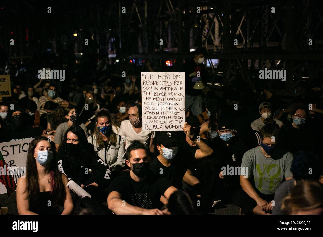 Hunderte von Demonstranten marschierten am 26. September 2020 vom Barclay's Center in Brooklyn zur Brooklyn Bridge, um für Breonna Taylor Gerechtigkeit zu fordern. Aktivisten besetzten die Brücke und blockierten den Verkehr über eine Stunde lang. (Foto von Karla Ann Cote/NurPhoto) Stockfoto