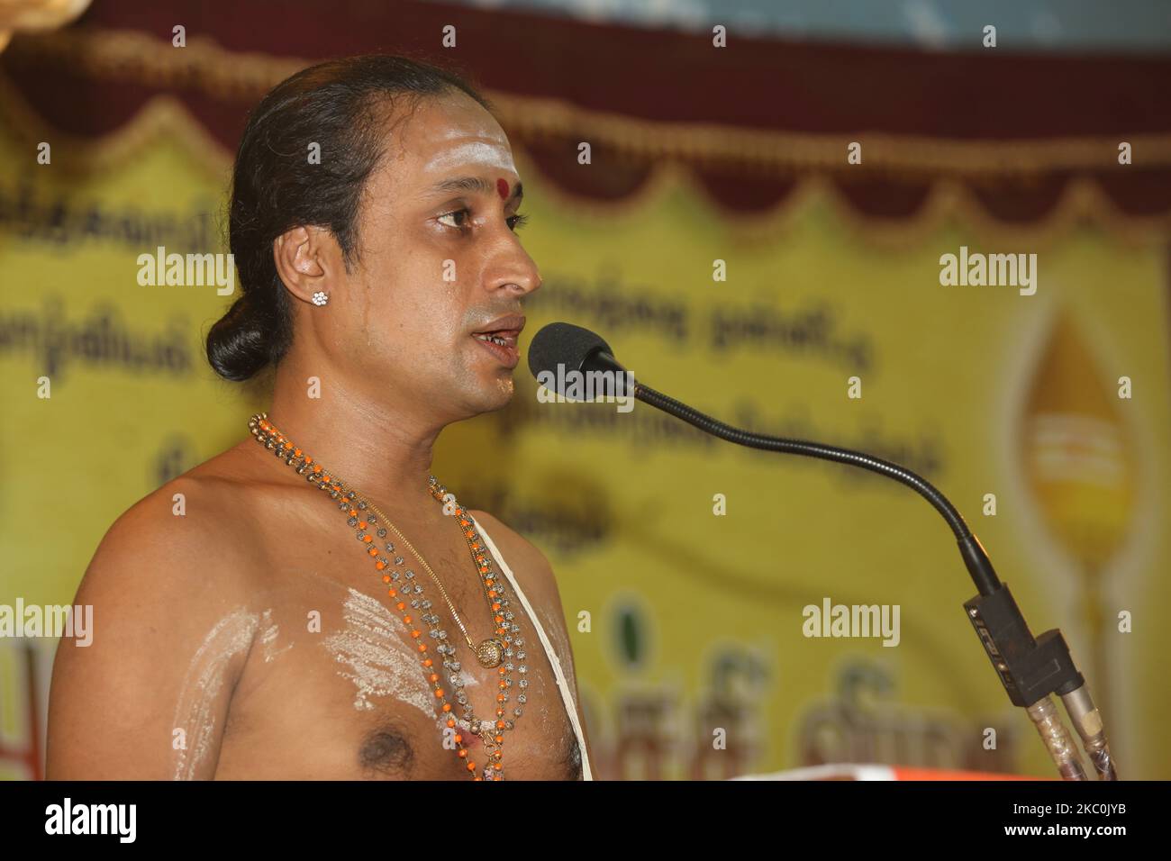 Der tamilische Hinduspriester spricht während eines besonderen Kulturprogramms mit tamilischen Kindern, die während des Bürgerkrieges in Jaffna, Sri Lanka, am 12. August 2017 Waisenkinder waren. Dies ist nur eine der vielen Erinnerungen an die tiefen Narben, die während des 26-jährigen Bürgerkrieges zwischen der srilankischen Armee und der LTTE (Liberation Tigers of Tamil Eelam) entstanden sind. Die Vereinten Nationen schätzen, dass während des Krieges etwa 40.000 Menschen getötet wurden. (Foto von Creative Touch Imaging Ltd./NurPhoto) Stockfoto
