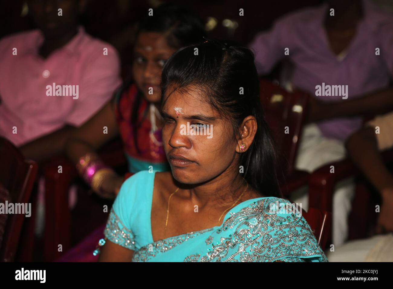 Das tamilische Mädchen wartet darauf, am 12. August 2017 in Jaffna, Sri Lanka, in einem besonderen Kulturprogramm mit tamilischen Kindern aufzutreten, die während des Bürgerkrieges verwaist wurden. Dies ist nur eine der vielen Erinnerungen an die tiefen Narben, die während des 26-jährigen Bürgerkrieges zwischen der srilankischen Armee und der LTTE (Liberation Tigers of Tamil Eelam) entstanden sind. Die Vereinten Nationen schätzen, dass während des Krieges etwa 40.000 Menschen getötet wurden. (Foto von Creative Touch Imaging Ltd./NurPhoto) Stockfoto