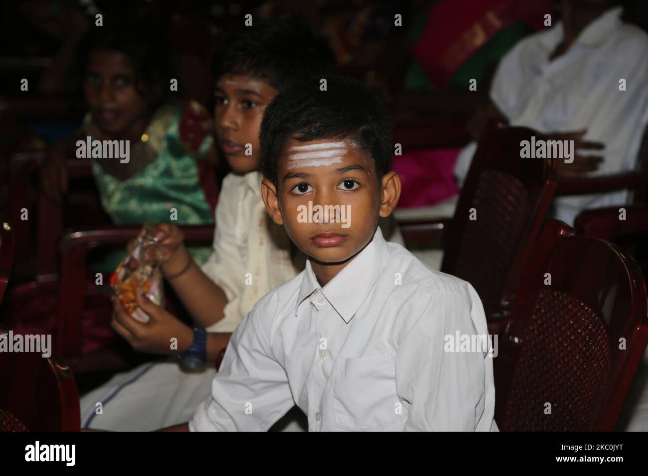 Tamilische Kinder warten darauf, in einem besonderen Kulturprogramm mit tamilischen Kindern aufzutreten, die während des Bürgerkrieges in Jaffna, Sri Lanka, am 12. August 2017 Waisenkinder waren. Dies ist nur eine der vielen Erinnerungen an die tiefen Narben, die während des 26-jährigen Bürgerkrieges zwischen der srilankischen Armee und der LTTE (Liberation Tigers of Tamil Eelam) entstanden sind. Die Vereinten Nationen schätzen, dass während des Krieges etwa 40.000 Menschen getötet wurden. (Foto von Creative Touch Imaging Ltd./NurPhoto) Stockfoto