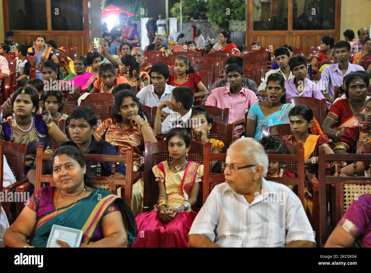 Tamilische Hindus beobachten, wie die während des Bürgerkriegs verwaisten tamilischen Kinder am 12. August 2017 in Jaffna, Sri Lanka, an einem besonderen Kulturprogramm teilnehmen. Dies ist nur eine der vielen Erinnerungen an die tiefen Narben, die während des 26-jährigen Bürgerkrieges zwischen der srilankischen Armee und der LTTE (Liberation Tigers of Tamil Eelam) entstanden sind. Die Vereinten Nationen schätzen, dass während des Krieges etwa 40.000 Menschen getötet wurden. (Foto von Creative Touch Imaging Ltd./NurPhoto) Stockfoto