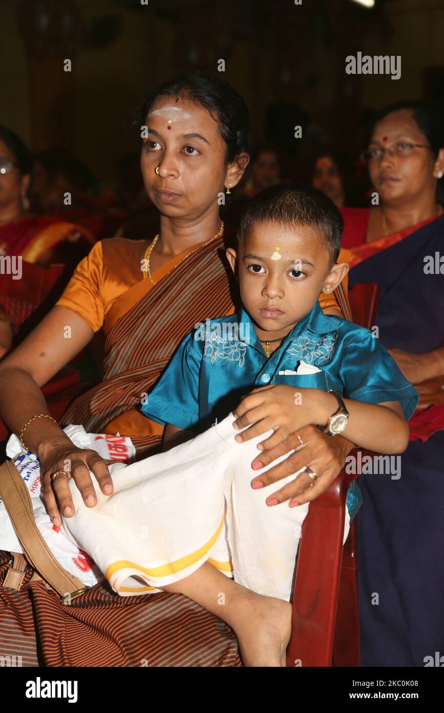 Tamilische Hindus beobachten, wie die während des Bürgerkriegs verwaisten tamilischen Kinder am 12. August 2017 in Jaffna, Sri Lanka, an einem besonderen Kulturprogramm teilnehmen. Dies ist nur eine der vielen Erinnerungen an die tiefen Narben, die während des 26-jährigen Bürgerkrieges zwischen der srilankischen Armee und der LTTE (Liberation Tigers of Tamil Eelam) entstanden sind. Die Vereinten Nationen schätzen, dass während des Krieges etwa 40.000 Menschen getötet wurden. (Foto von Creative Touch Imaging Ltd./NurPhoto) Stockfoto