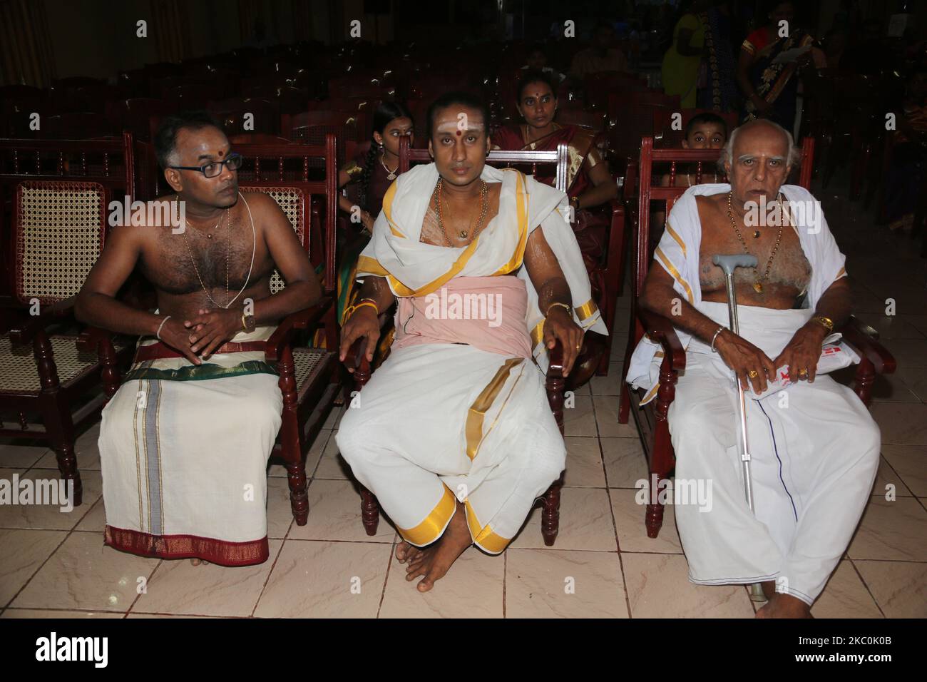 Hindu-Priester beobachten, wie tamilische Kinder, die während des Bürgerkrieges Waisen wurden, am 12. August 2017 in Jaffna, Sri Lanka, an einem besonderen Kulturprogramm teilnehmen. Dies ist nur eine der vielen Erinnerungen an die tiefen Narben, die während des 26-jährigen Bürgerkrieges zwischen der srilankischen Armee und der LTTE (Liberation Tigers of Tamil Eelam) entstanden sind. Die Vereinten Nationen schätzen, dass während des Krieges etwa 40.000 Menschen getötet wurden. (Foto von Creative Touch Imaging Ltd./NurPhoto) Stockfoto