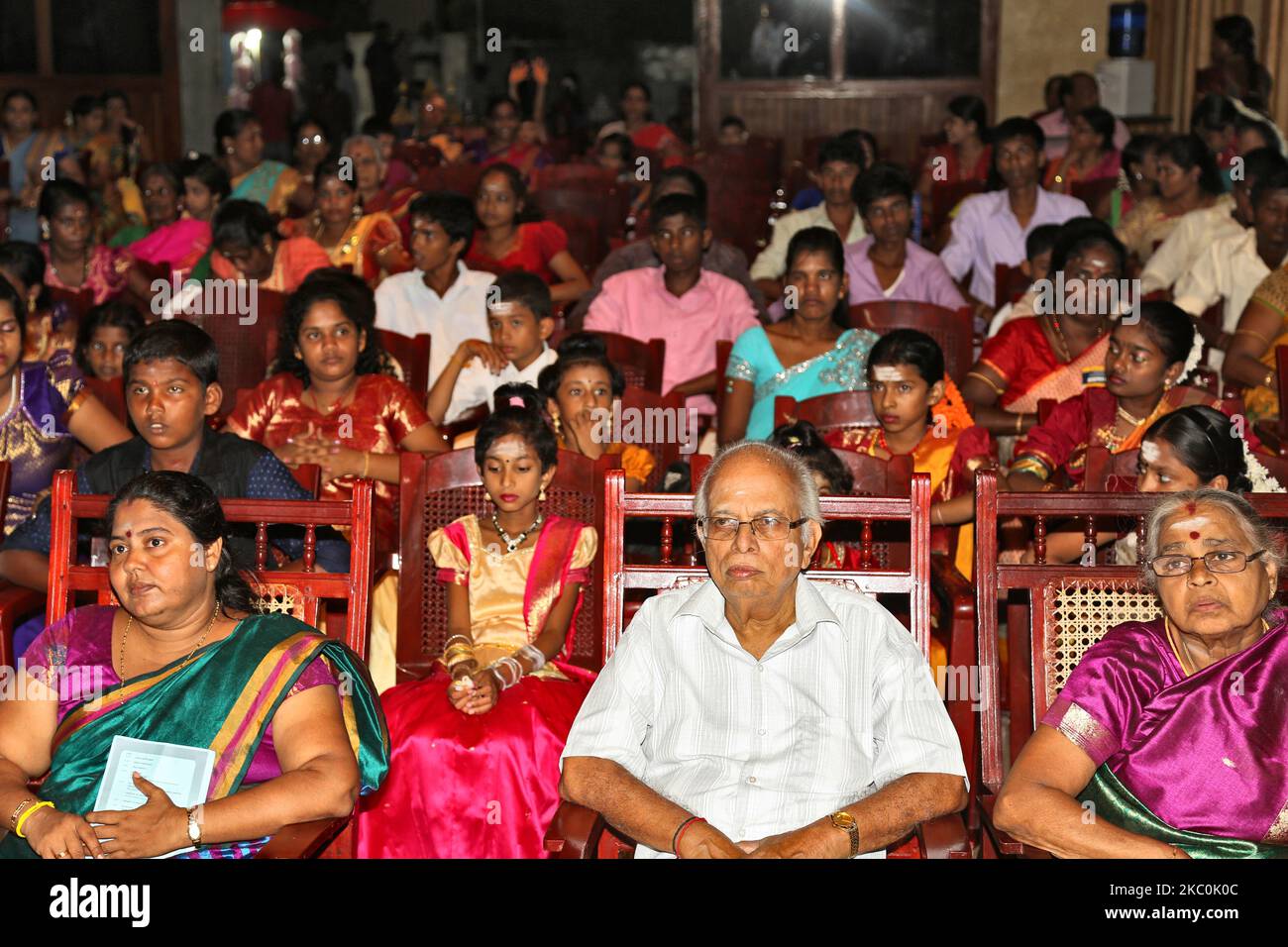 Tamilische Hindus beobachten, wie die während des Bürgerkriegs verwaisten tamilischen Kinder am 12. August 2017 in Jaffna, Sri Lanka, an einem besonderen Kulturprogramm teilnehmen. Dies ist nur eine der vielen Erinnerungen an die tiefen Narben, die während des 26-jährigen Bürgerkrieges zwischen der srilankischen Armee und der LTTE (Liberation Tigers of Tamil Eelam) entstanden sind. Die Vereinten Nationen schätzen, dass während des Krieges etwa 40.000 Menschen getötet wurden. (Foto von Creative Touch Imaging Ltd./NurPhoto) Stockfoto