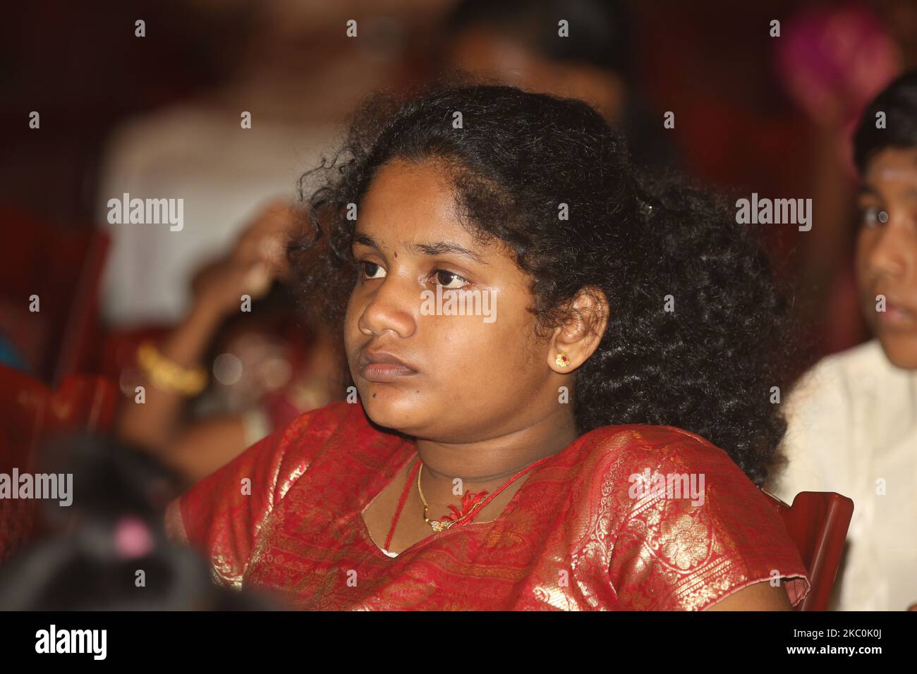 Das tamilische Mädchen wartet darauf, am 12. August 2017 in Jaffna, Sri Lanka, in einem besonderen Kulturprogramm mit tamilischen Kindern aufzutreten, die während des Bürgerkrieges verwaist wurden. Dies ist nur eine der vielen Erinnerungen an die tiefen Narben, die während des 26-jährigen Bürgerkrieges zwischen der srilankischen Armee und der LTTE (Liberation Tigers of Tamil Eelam) entstanden sind. Die Vereinten Nationen schätzen, dass während des Krieges etwa 40.000 Menschen getötet wurden. (Foto von Creative Touch Imaging Ltd./NurPhoto) Stockfoto