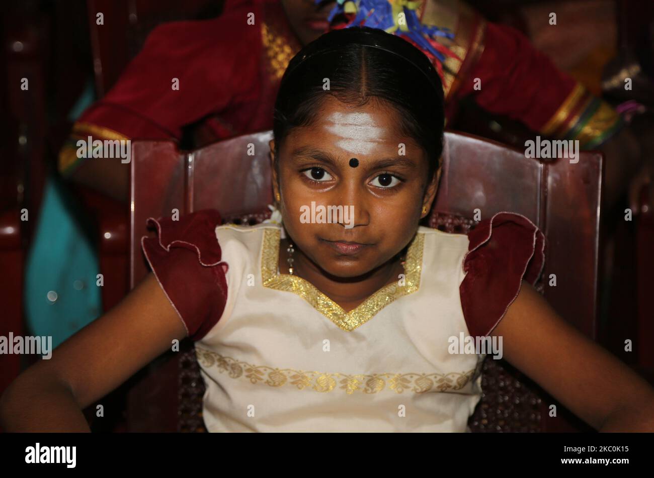 Das tamilische Mädchen wartet darauf, am 12. August 2017 in Jaffna, Sri Lanka, in einem besonderen Kulturprogramm mit tamilischen Kindern aufzutreten, die während des Bürgerkrieges verwaist wurden. Dies ist nur eine der vielen Erinnerungen an die tiefen Narben, die während des 26-jährigen Bürgerkrieges zwischen der srilankischen Armee und der LTTE (Liberation Tigers of Tamil Eelam) entstanden sind. Die Vereinten Nationen schätzen, dass während des Krieges etwa 40.000 Menschen getötet wurden. (Foto von Creative Touch Imaging Ltd./NurPhoto) Stockfoto