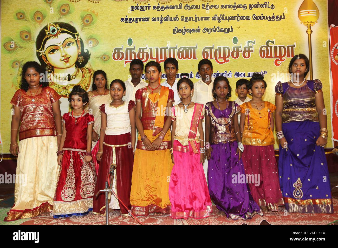 Tamilische Kinder, die während des Bürgerkrieges zu Waisen wurden, führen am 12. August 2017 in Jaffna, Sri Lanka, ein Kulturprogramm durch. Dies ist nur eine der vielen Erinnerungen an die tiefen Narben, die während des 26-jährigen Bürgerkrieges zwischen der srilankischen Armee und der LTTE (Liberation Tigers of Tamil Eelam) entstanden sind. Die Vereinten Nationen schätzen, dass während des Krieges etwa 40.000 Menschen getötet wurden. (Foto von Creative Touch Imaging Ltd./NurPhoto) Stockfoto