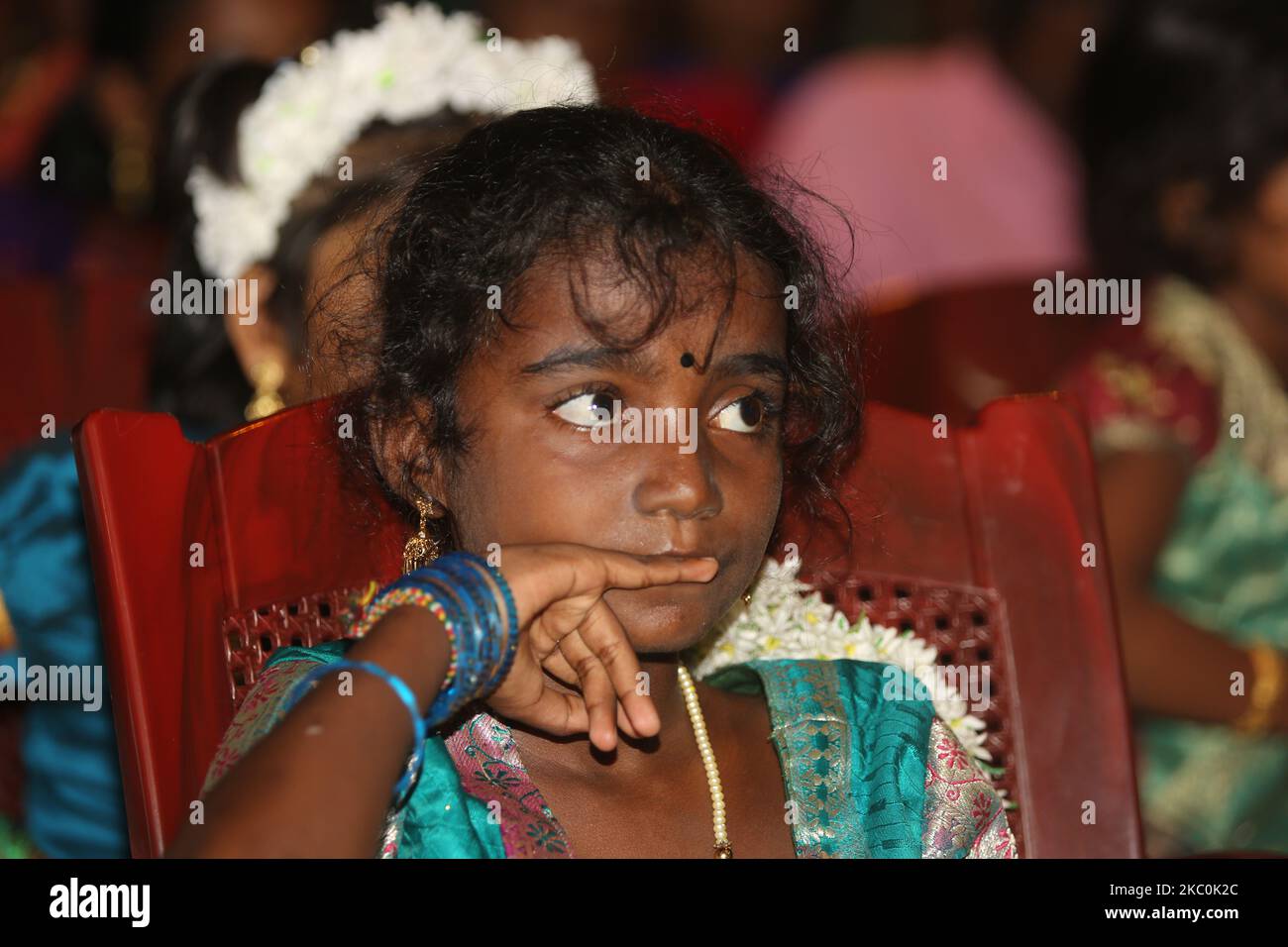 Das tamilische Mädchen wartet darauf, am 12. August 2017 in Jaffna, Sri Lanka, in einem besonderen Kulturprogramm mit tamilischen Kindern aufzutreten, die während des Bürgerkrieges verwaist wurden. Dies ist nur eine der vielen Erinnerungen an die tiefen Narben, die während des 26-jährigen Bürgerkrieges zwischen der srilankischen Armee und der LTTE (Liberation Tigers of Tamil Eelam) entstanden sind. Die Vereinten Nationen schätzen, dass während des Krieges etwa 40.000 Menschen getötet wurden. (Foto von Creative Touch Imaging Ltd./NurPhoto) Stockfoto