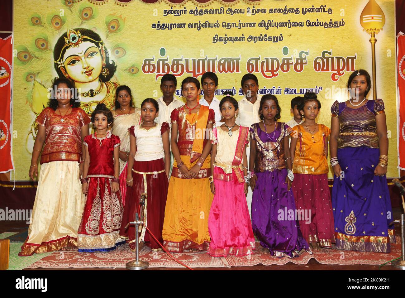 Tamilische Kinder, die während des Bürgerkrieges zu Waisen wurden, führen am 12. August 2017 in Jaffna, Sri Lanka, ein Kulturprogramm durch. Dies ist nur eine der vielen Erinnerungen an die tiefen Narben, die während des 26-jährigen Bürgerkrieges zwischen der srilankischen Armee und der LTTE (Liberation Tigers of Tamil Eelam) entstanden sind. Die Vereinten Nationen schätzen, dass während des Krieges etwa 40.000 Menschen getötet wurden. (Foto von Creative Touch Imaging Ltd./NurPhoto) Stockfoto