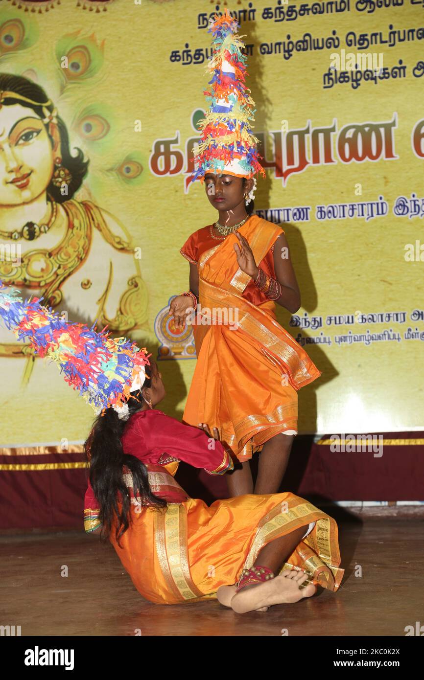 Tamilische Kinder, die während des Bürgerkriegs verwaist waren, führen am 12. August 2017 während eines Kulturprogramms in Jaffna, Sri Lanka, einen traditionellen Tanz auf. Dies ist nur eine der vielen Erinnerungen an die tiefen Narben, die während des 26-jährigen Bürgerkrieges zwischen der srilankischen Armee und der LTTE (Liberation Tigers of Tamil Eelam) entstanden sind. Die Vereinten Nationen schätzen, dass während des Krieges etwa 40.000 Menschen getötet wurden. (Foto von Creative Touch Imaging Ltd./NurPhoto) Stockfoto