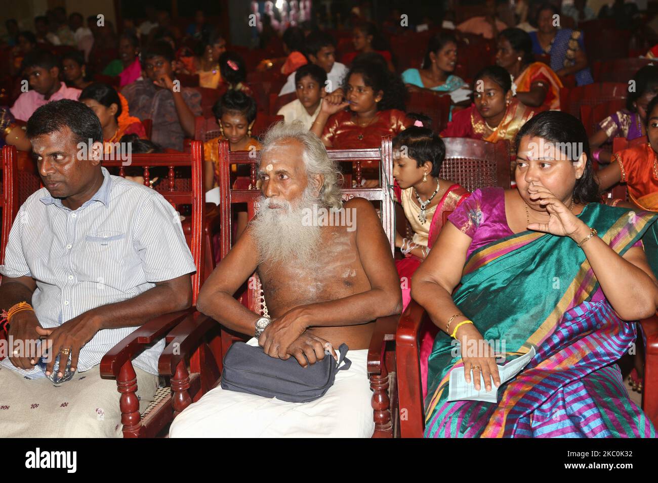 Tamilische Hindus beobachten, wie die während des Bürgerkriegs verwaisten tamilischen Kinder am 12. August 2017 in Jaffna, Sri Lanka, an einem besonderen Kulturprogramm teilnehmen. Dies ist nur eine der vielen Erinnerungen an die tiefen Narben, die während des 26-jährigen Bürgerkrieges zwischen der srilankischen Armee und der LTTE (Liberation Tigers of Tamil Eelam) entstanden sind. Die Vereinten Nationen schätzen, dass während des Krieges etwa 40.000 Menschen getötet wurden. (Foto von Creative Touch Imaging Ltd./NurPhoto) Stockfoto