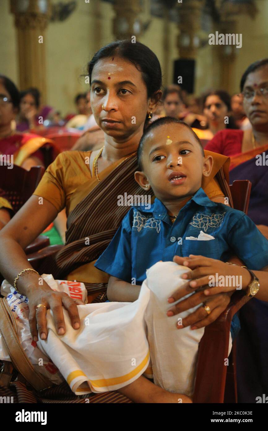 Tamilische Hindus beobachten, wie die während des Bürgerkriegs verwaisten tamilischen Kinder am 12. August 2017 in Jaffna, Sri Lanka, an einem besonderen Kulturprogramm teilnehmen. Dies ist nur eine der vielen Erinnerungen an die tiefen Narben, die während des 26-jährigen Bürgerkrieges zwischen der srilankischen Armee und der LTTE (Liberation Tigers of Tamil Eelam) entstanden sind. Die Vereinten Nationen schätzen, dass während des Krieges etwa 40.000 Menschen getötet wurden. (Foto von Creative Touch Imaging Ltd./NurPhoto) Stockfoto