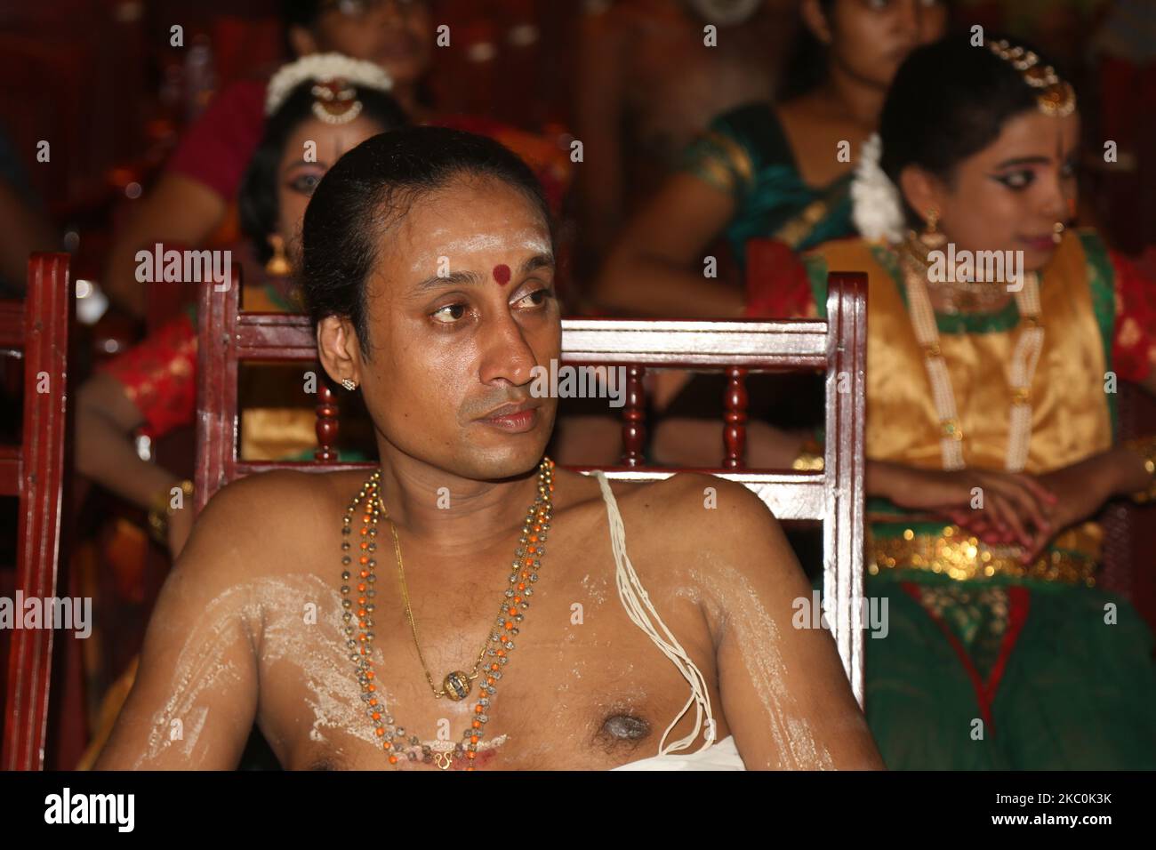 Hindu-Priester sieht zu, wie tamilische Kinder, die während des Bürgerkrieges Waisen wurden, am 12. August 2017 an einem besonderen Kulturprogramm in Jaffna, Sri Lanka, teilnehmen. Dies ist nur eine der vielen Erinnerungen an die tiefen Narben, die während des 26-jährigen Bürgerkrieges zwischen der srilankischen Armee und der LTTE (Liberation Tigers of Tamil Eelam) entstanden sind. Die Vereinten Nationen schätzen, dass während des Krieges etwa 40.000 Menschen getötet wurden. (Foto von Creative Touch Imaging Ltd./NurPhoto) Stockfoto