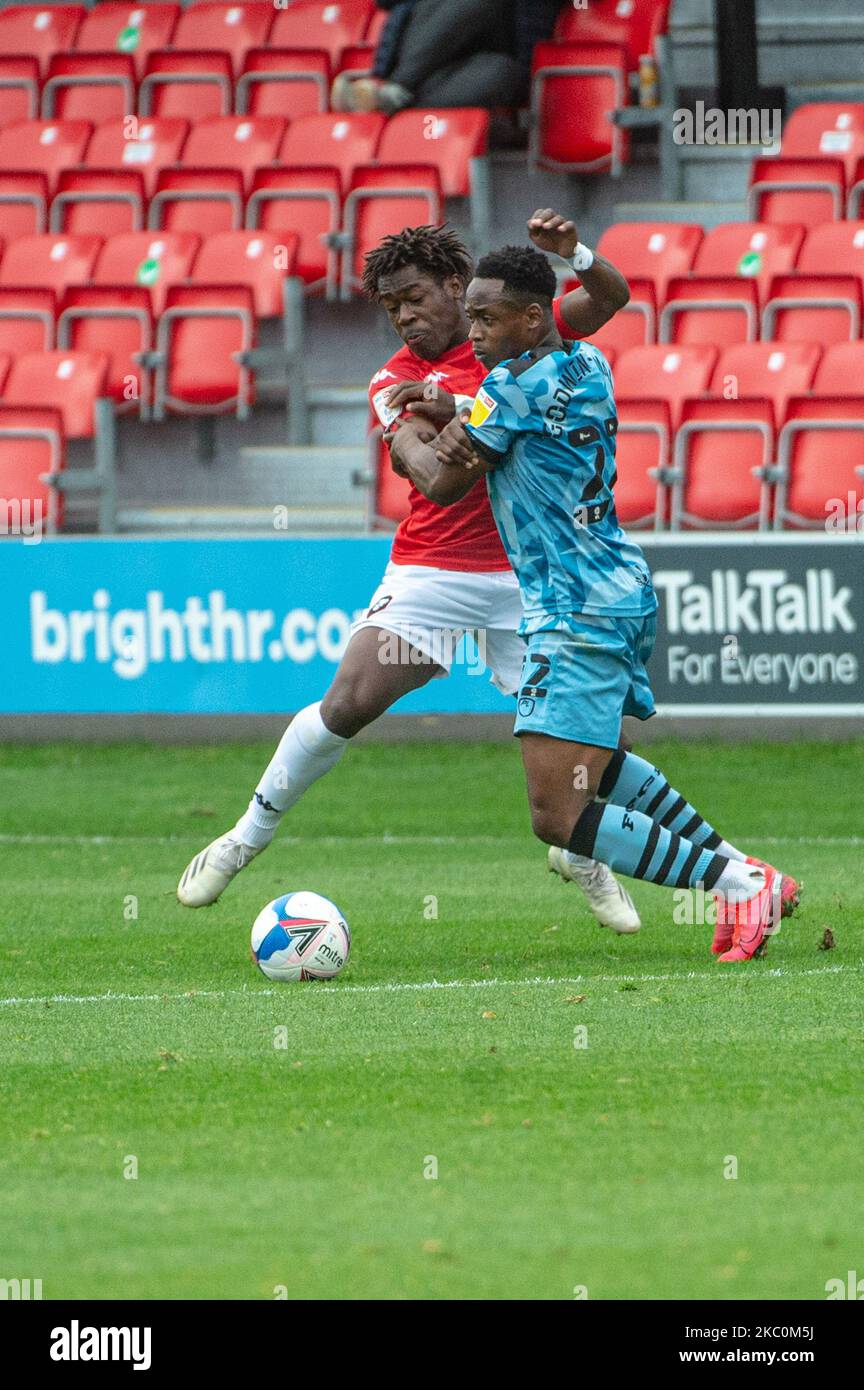 Brandon Thomas-Asante vom FC Salford City und Udoka Godwin-Malife von Forest Green Rovers treffen sich während des Sky Bet League 2-Spiels zwischen Salford City und Forest Green Rovers in der Moor Lane, Salford, England, am 26. September 2020. (Foto von Ian Charles/MI News/NurPhoto) Stockfoto