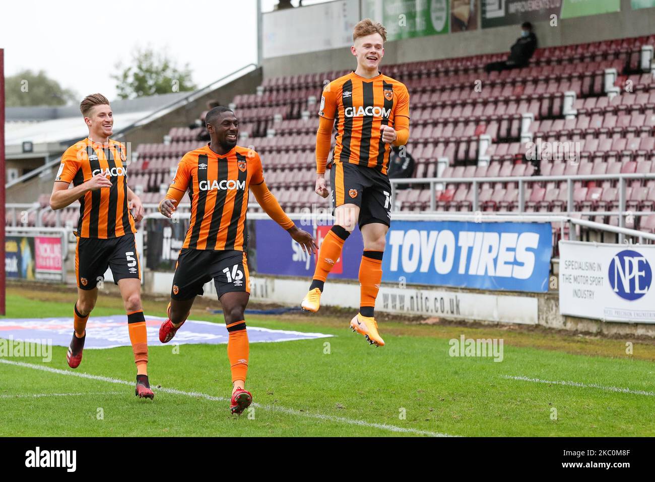 Keane Lewis-Potter feiert nach dem Tor für Hull City, um die Führung zu übernehmen, um es 1 - 0 gegen Northampton Town zu schaffen, während der Sky Bet League ein Spiel zwischen Northampton Town und Hull City im PTS Academy Stadium, Northampton, England am 26.. September 2020. (Foto von John Cripps/MI News/NurPhoto) Stockfoto