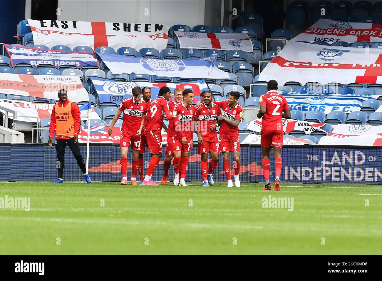 Die Spieler von QPR feiern ein Tor während des Sky Bet Championship-Spiels zwischen den Queens Park Rangers und Middlesbrough am 26. September 2020 im Kiyan Prince Foundation Stadium in London, England. (Foto von MI News/NurPhoto) Stockfoto