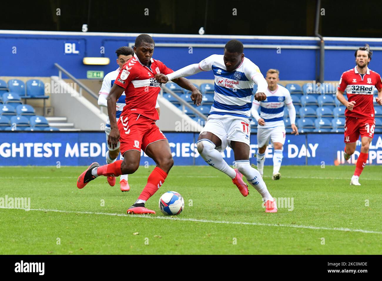 Bright Osayi-Samuel und Anfernee Dijksteel in Aktion während des Sky Bet Championship-Spiels zwischen den Queens Park Rangers und Middlesbrough am 26. September 2020 im Kiyan Prince Foundation Stadium in London, England. (Foto von MI News/NurPhoto) Stockfoto