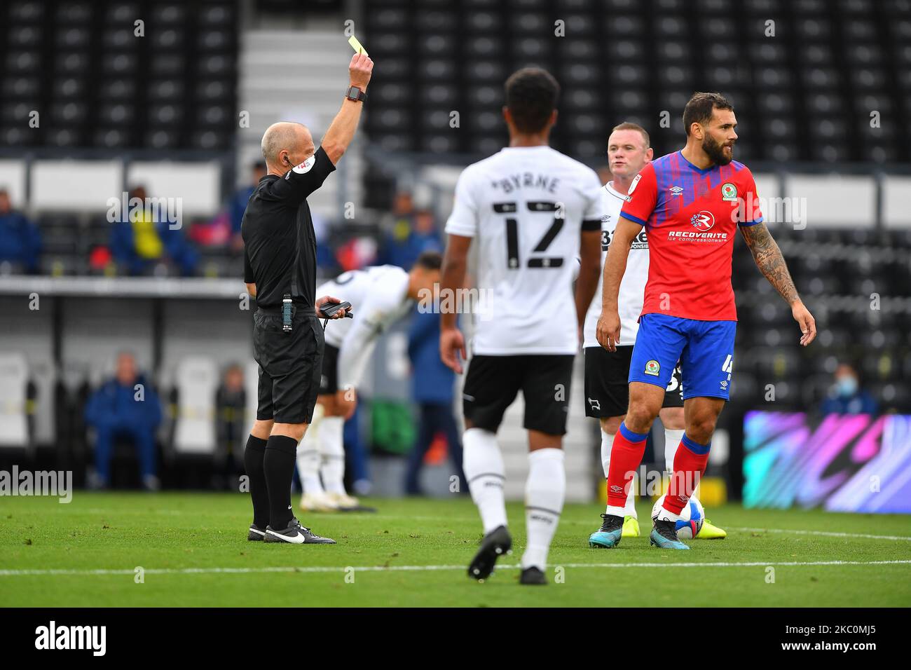 Schiedsrichter Andy Woolmer zeigt Bradley Johnson von Blackburn Rovers während des Sky Bet Championship-Spiels zwischen Derby County und Blackburn Rovers am 26.. September 2020 im Pride Park, DerbyDerby, England, eine gelbe Karte. (Foto von Jon Hobley/MI News/NurPhoto) Stockfoto