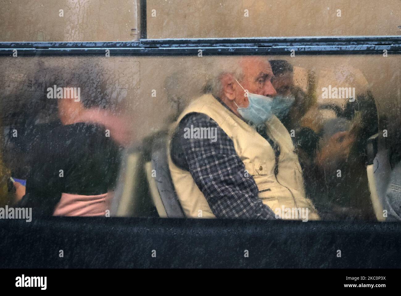 Ein Mann mit einer schützenden Gesichtsmaske sitzt inmitten der COVID-19-Coronavirus-Epidemie in einem Bus im Zentrum von Kiew, Ukraine 27. September 2020. Wetterprognosen berichteten, dass es am Sonntag, dem 27. September, in den meisten Regionen der Ukraine regnen und die Lufttemperatur sinken wird, wie lokale Medien berichteten. (Foto von STR/NurPhoto) Stockfoto