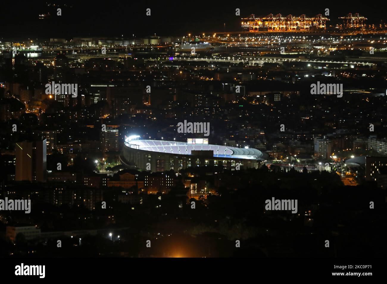 Feuerwerk in der Nähe des Stadions Camp Nou anlässlich des Pyromusical der Feierlichkeiten von La Merce, in Barcelona, Spanien, am 27. September, 2020. (Foto von Joan Valls/Urbanandsport/NurPhoto) Stockfoto