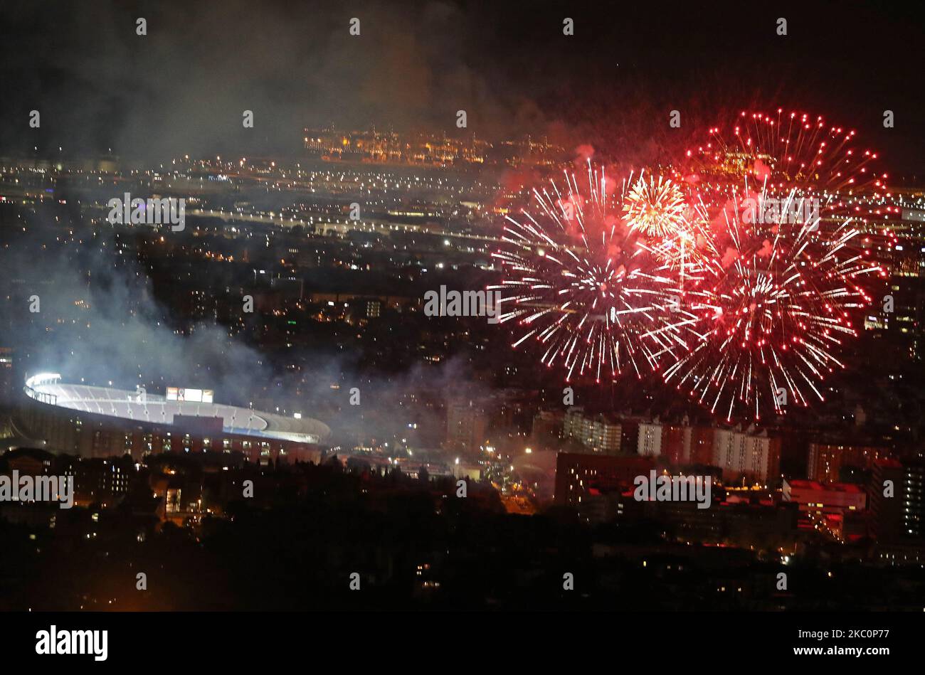 Feuerwerk in der Nähe des Stadions Camp Nou anlässlich des Pyromusical der Feierlichkeiten von La Merce, in Barcelona, Spanien, am 27. September, 2020. (Foto von Joan Valls/Urbanandsport/NurPhoto) Stockfoto