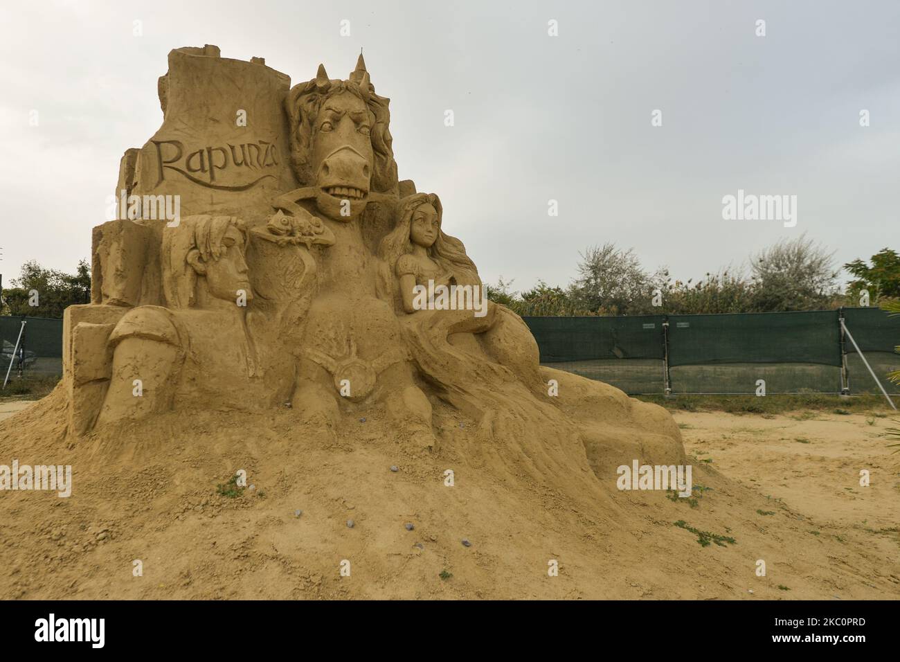 „Rapunzel“ von Ognyan Petkov, gesehen während der Ausgabe 13. des Burgas Sand Sculptures Festival 2020 im Burgas Park „Ezero“. Jedes Jahr ist das Thema des Festivals anders, und für 2020 wurde das Thema "Mittelalter" ausgewählt. Mehr als 2.500 Tonnen Sand werden jährlich für den Bau von Skulpturen verwendet. Am Samstag, den 26. September 2020, in Burgas, Polen. (Foto von Artur Widak/NurPhoto) Stockfoto