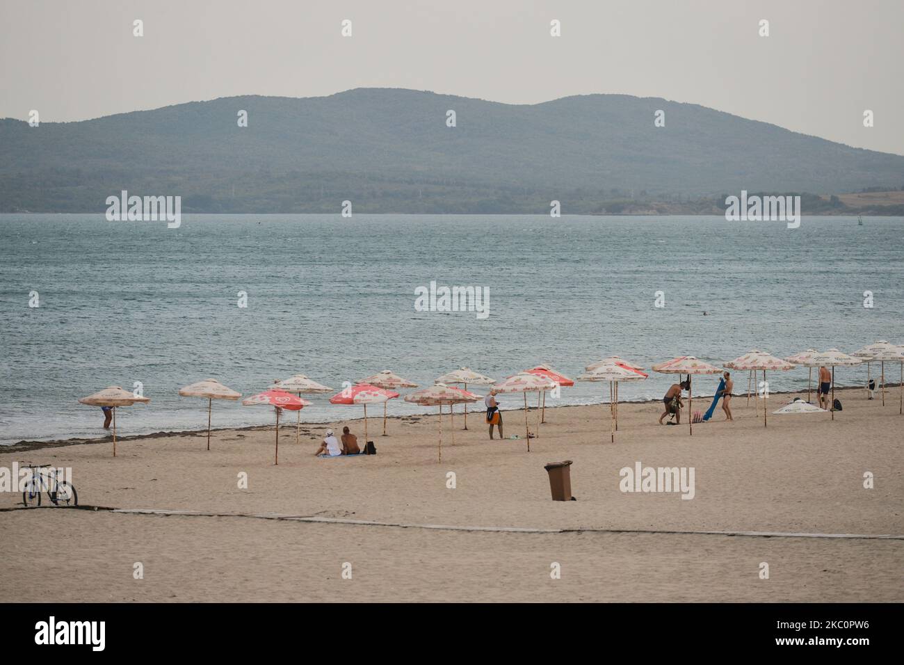 Blick auf den fast leeren Strand in Burgas. Am Samstag, den 26. September 2020, in Burgas, Polen. (Foto von Artur Widak/NurPhoto) Stockfoto