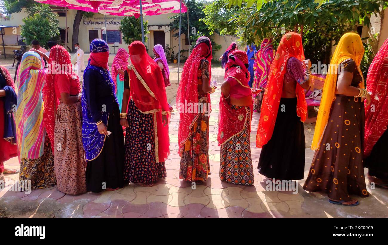 Indische Wähler während der „Panchayati Raj-Wahlen“ inmitten der anhaltenden Coronavirus-Pandemie am 28. September 2020 im Vorort Village of Ajmer, Rajasthan, Indien. (Foto von Himanshu Sharma/NurPhoto) Stockfoto