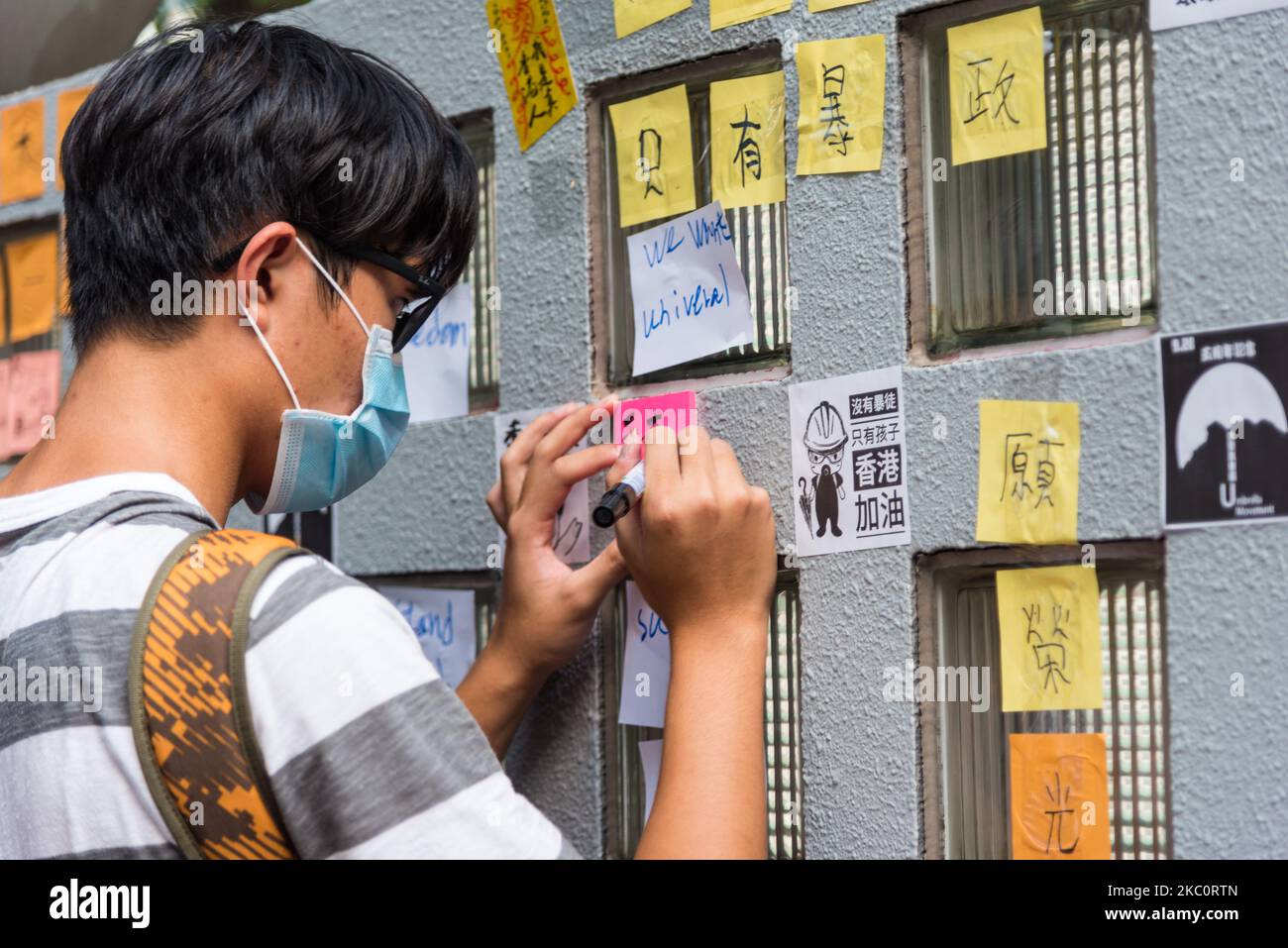 Ein Protestler schreibt am 28. September 2019 eine Botschaft auf einer Lennon-Mauer in der Nähe des Southorn-Spielplatzes in Wanchai, Hongkong, China. (Foto von Marc Fernandes/NurPhoto) Stockfoto
