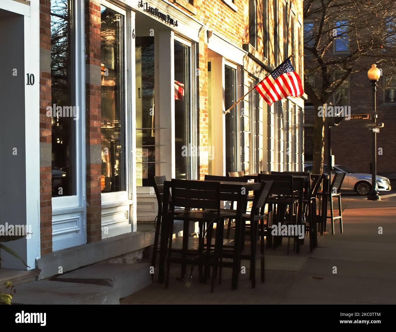 Skaneateles, New York, USA. 4. November 2022. Stühle und Tische vor