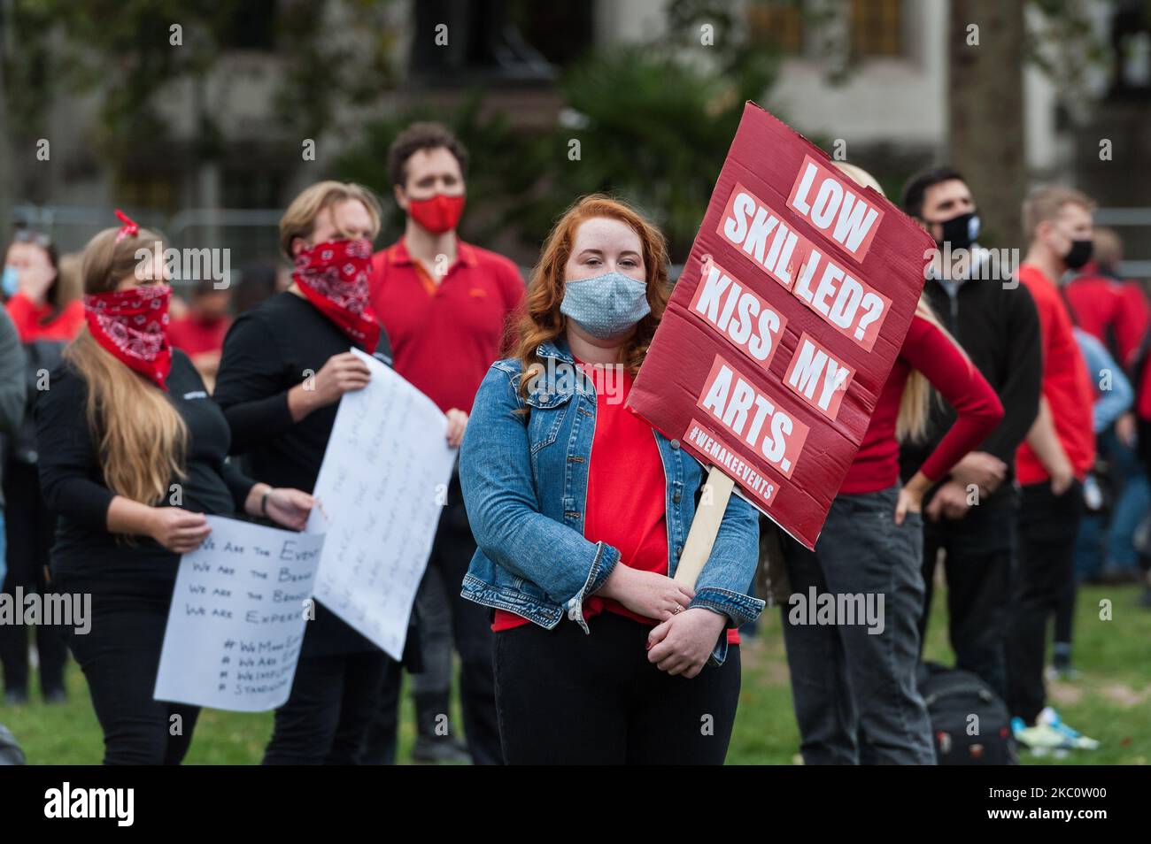 Mitglieder der Veranstaltungsbranche versammeln sich auf dem Parliament Square, um an der kreativen Demonstration „Wir machen Veranstaltungen ‘Eins“ auf dem Parliament Square teilzunehmen, bei der die Regierung aufgefordert wird, die von der Schließung von Ereignissen aufgrund der Covid-19-Pandemie betroffene Branche am 29. September 2020 in London, England, finanziell zu unterstützen. (Foto von Wiktor Szymanowicz/NurPhoto) Stockfoto